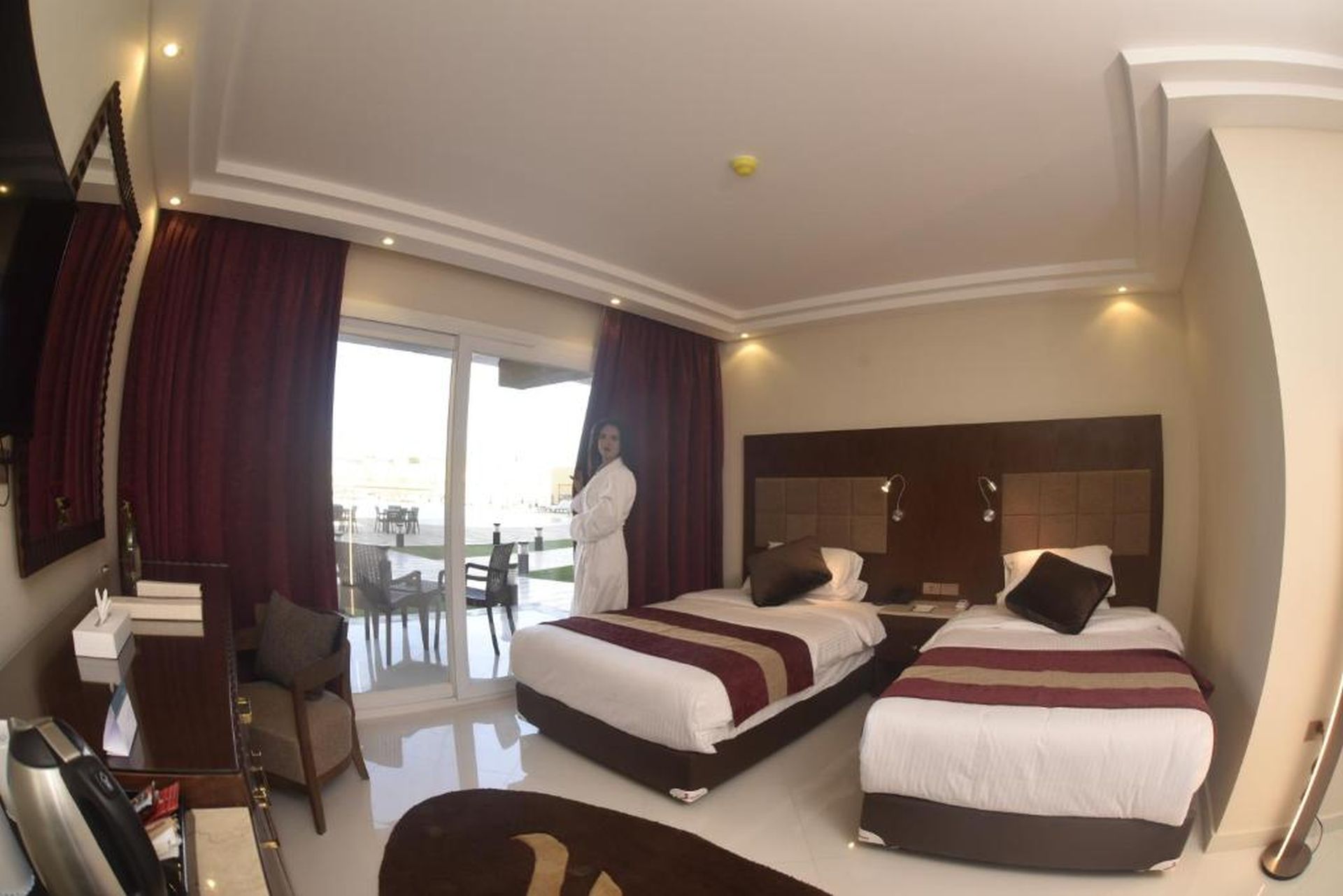 Deluxe Room Twin Beds - Pool View image 3