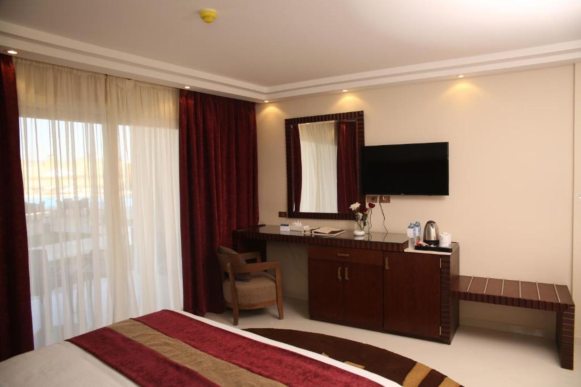 Deluxe Room King Bed - Pool View image 4