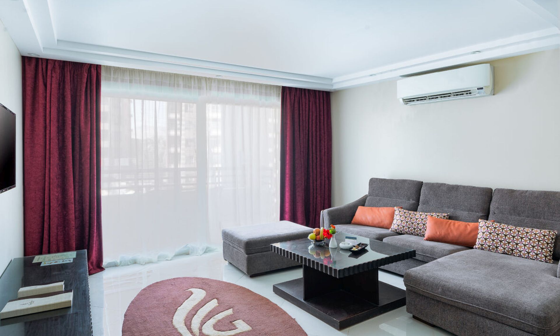 Junior Suite with Jacuzzi - Pool View image 3