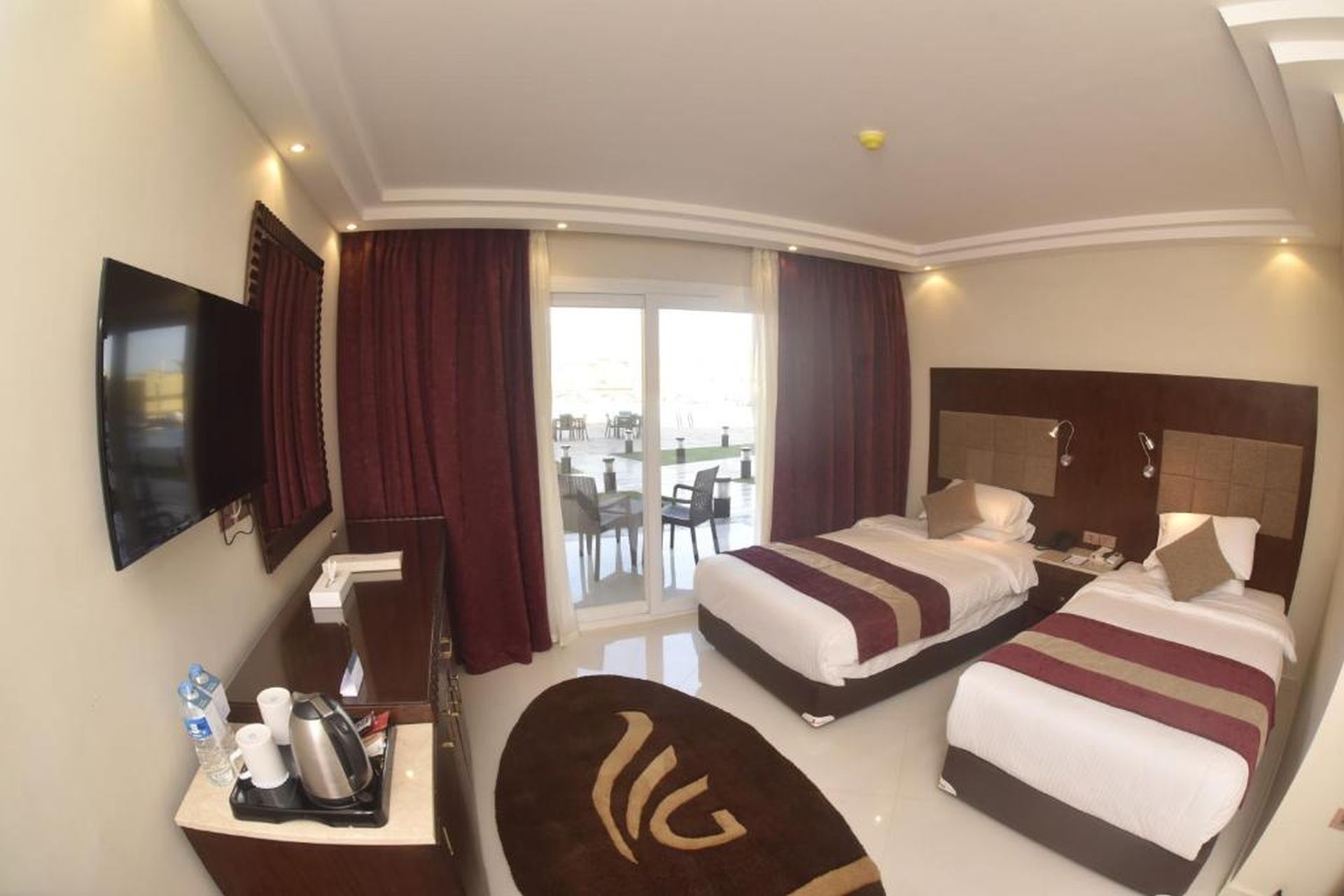 Deluxe Room Twin Beds - Pool View image 2