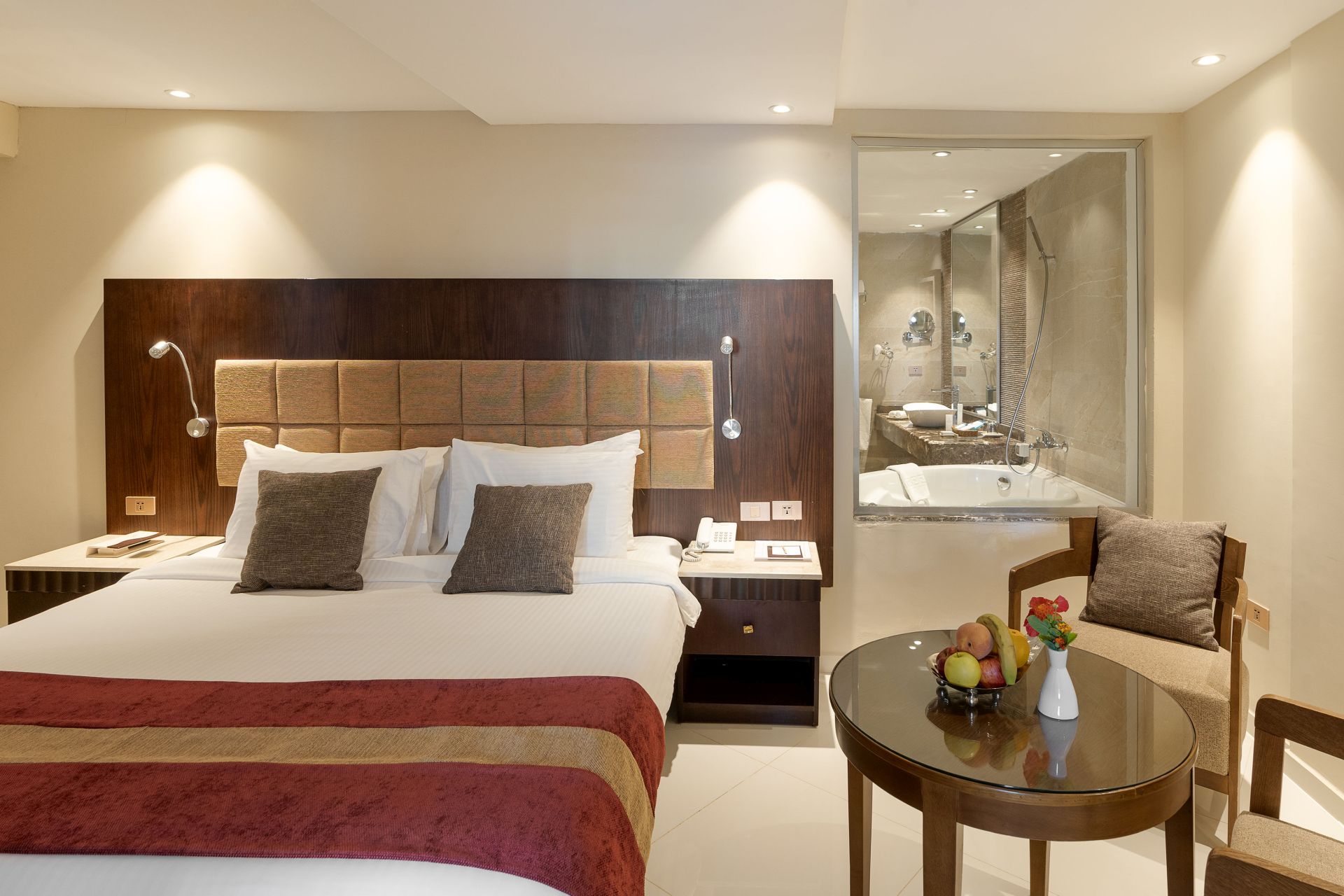 Premier Suite with Jacuzzi image 2