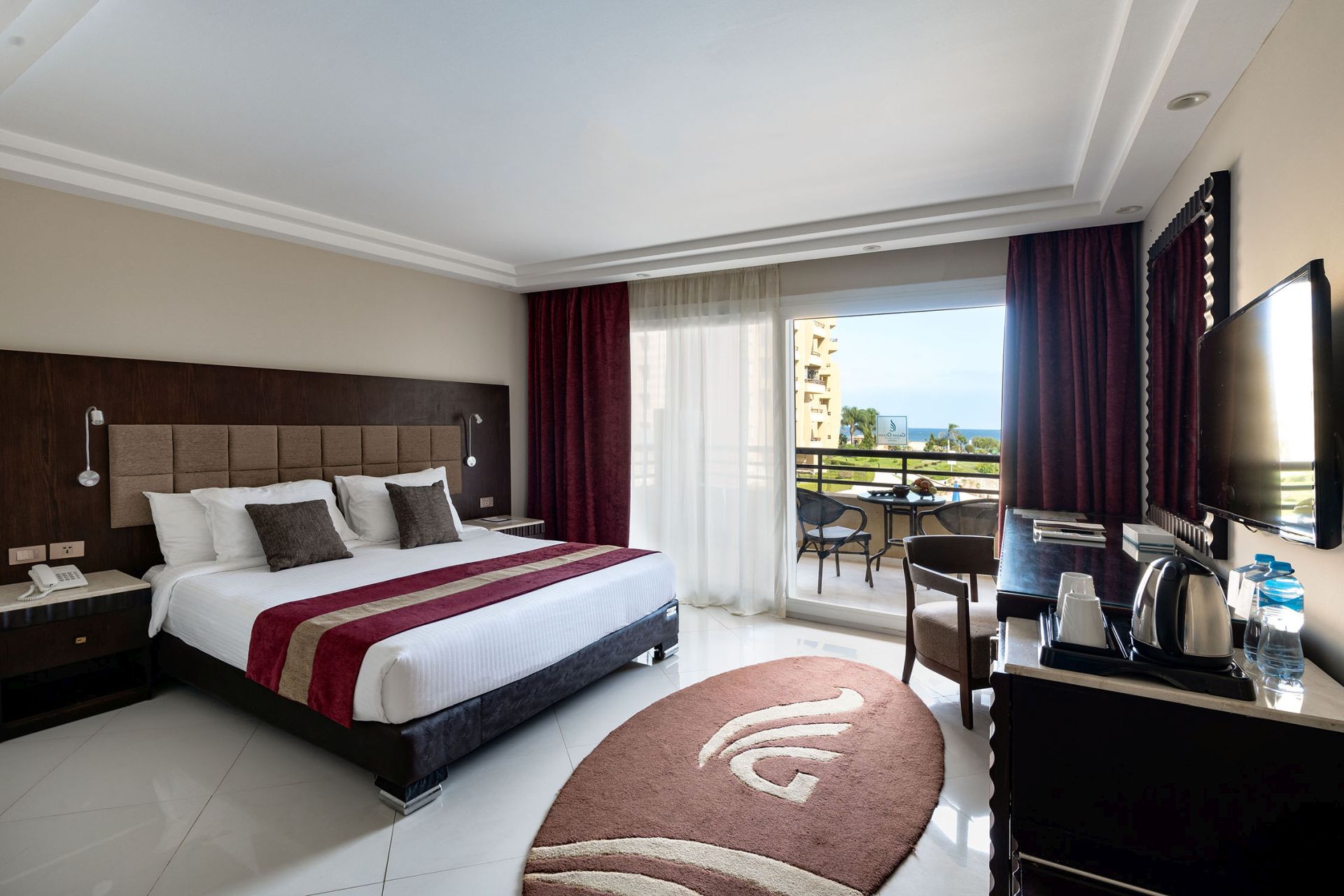 Deluxe Room King Bed - Pool View