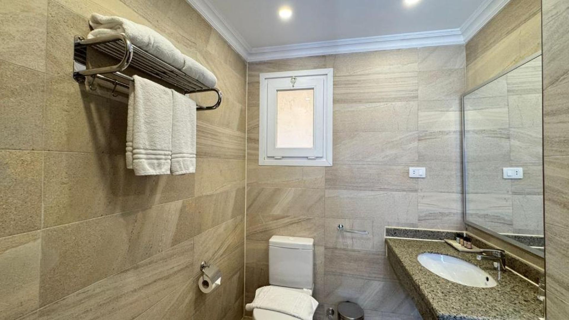 Two-Bedroom Apartment - Pool View image 4