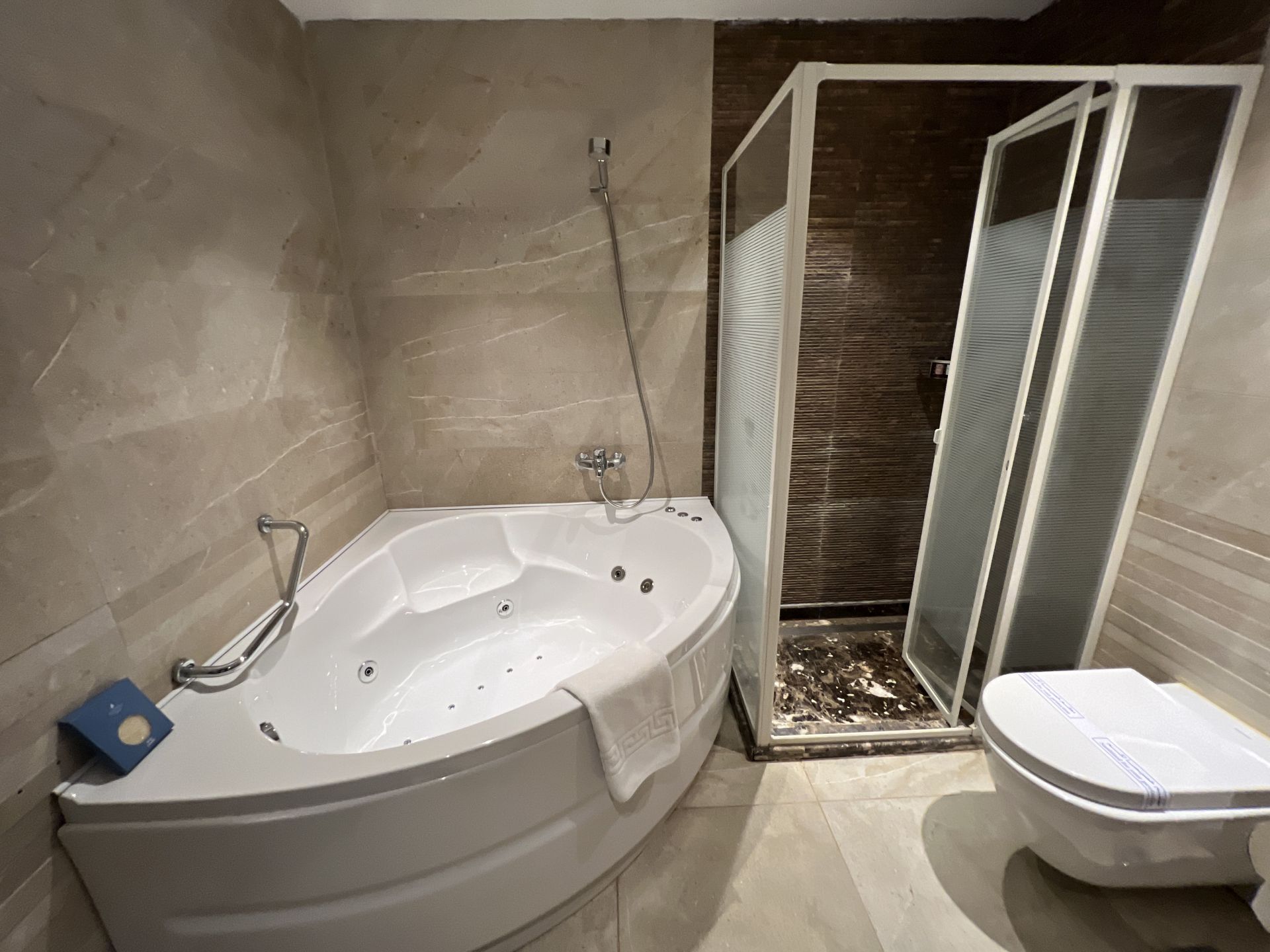 Junior Suite with Jacuzzi - Pool View image 4