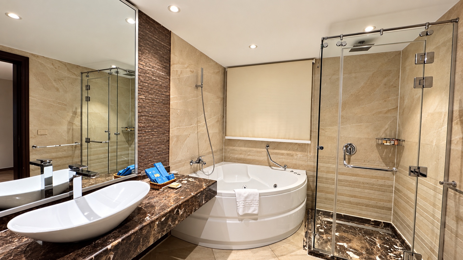 Premier Suite with Jacuzzi image 3
