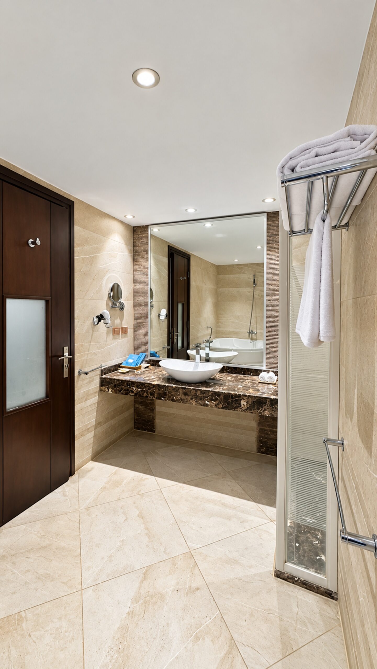 Junior Suite with Jacuzzi - Pool View image 3