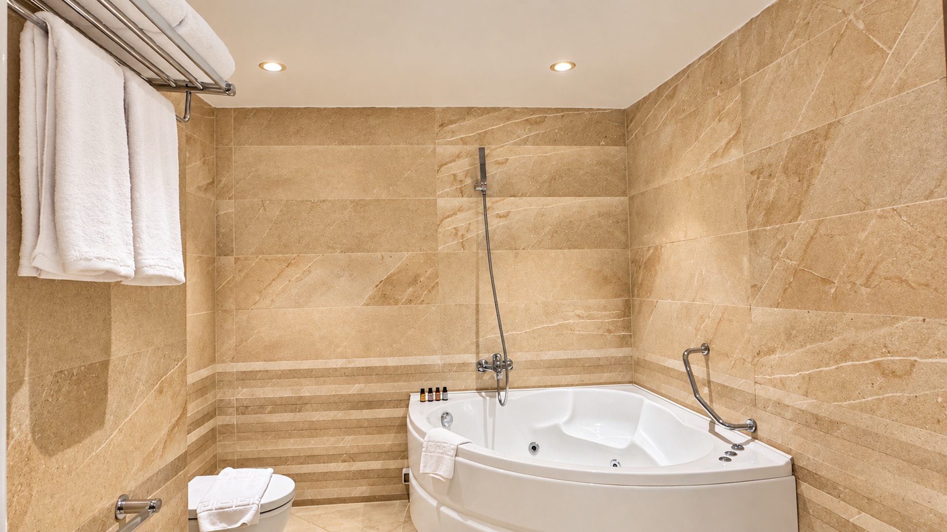 Junior Suite with Jacuzzi - Pool View image 4
