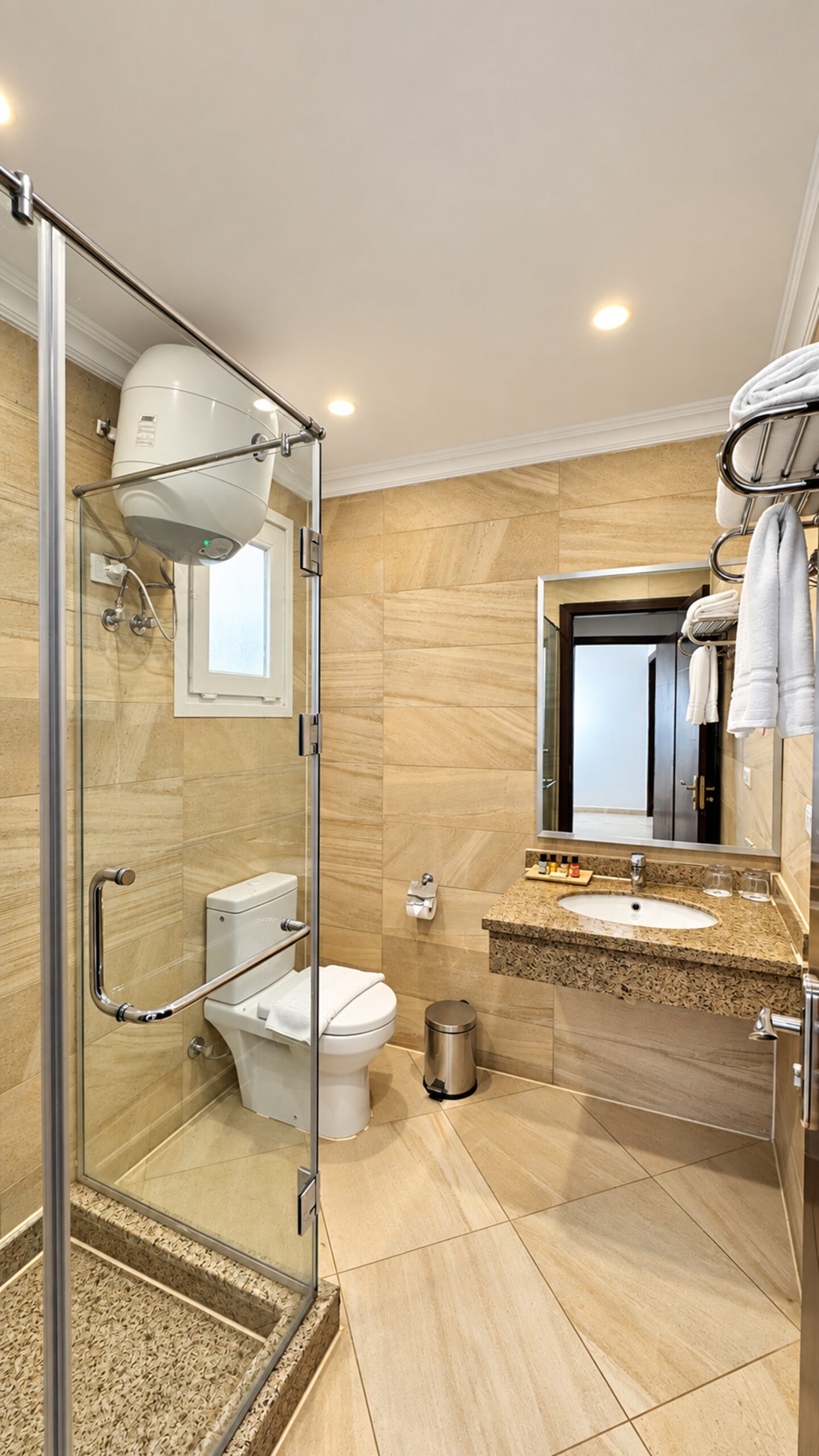 Two-Bedroom Apartment - Pool View image 5